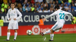Isco (vpravo) v drese Realu Madrid.