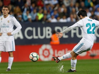 Isco (vpravo) v drese Realu Madrid.