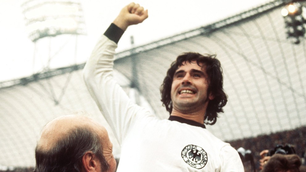 Gerd Müller sa teší po finálovom triumfe Nemecka nad Holandskom na MS vo futbale 1974.
