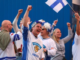 Fínski fanúšikovia oslavujú titul na domácich majstrovstvách sveta 2022.