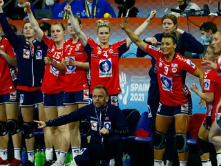 Nórky a ich islandský tréner Thorir Hergueirsson počas finále proti Francúzsku.