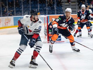Momentka zo zápasu HC Slovan Bratislava - HK Dukla Ingema Michalovce.