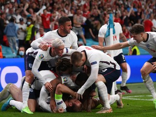 Anglickí futbalisti sa tešia z rozhodujúceho gólu v zápase Anglicko - Dánsko v semifinále ME vo futbale (EURO 2020 / 2021).