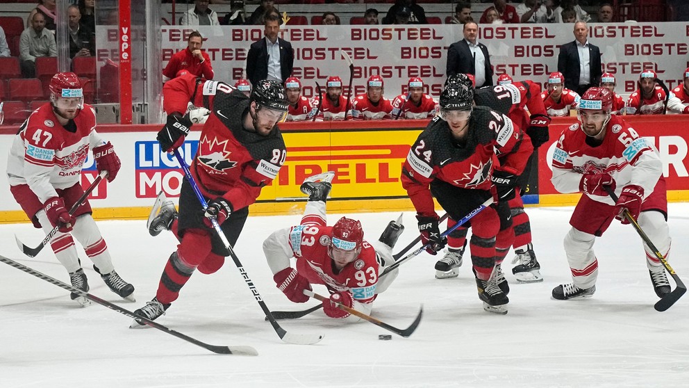 Dánsko v súboji s Kanadou na MS v hokeji 2022.