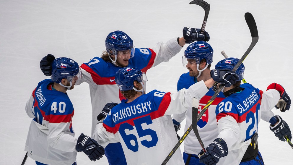 Slovenskí hokejisti sa tešia po strelenom góle v zápase Slovensko - USA na ZOH 2022 v Pekingu.