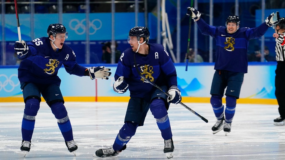 Atte Ohtamaa (vľavo) a Marko Anttila sa tešia po strelenom gól vo finále ZOH 2022 v Pekingu Fínsko - ROC (Rusko).