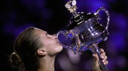 Aryna Sabalenková s trofejou Daphne Akhurstovej pre víťazku Australian Open. 