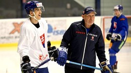 Na snímke zľava hokejista Maroš Jedlička a tréner slovenskej hokejovej reprezentácie Craig Ramsay.