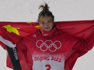 Eileen Gu sa raduje s čínskou vlajkou.