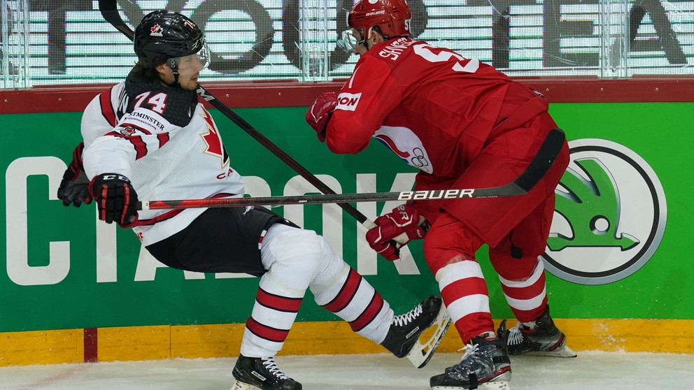 Nicolas Beaudin (vľavo) v zápase Rusko - Kanada na MS v hokeji 2021.