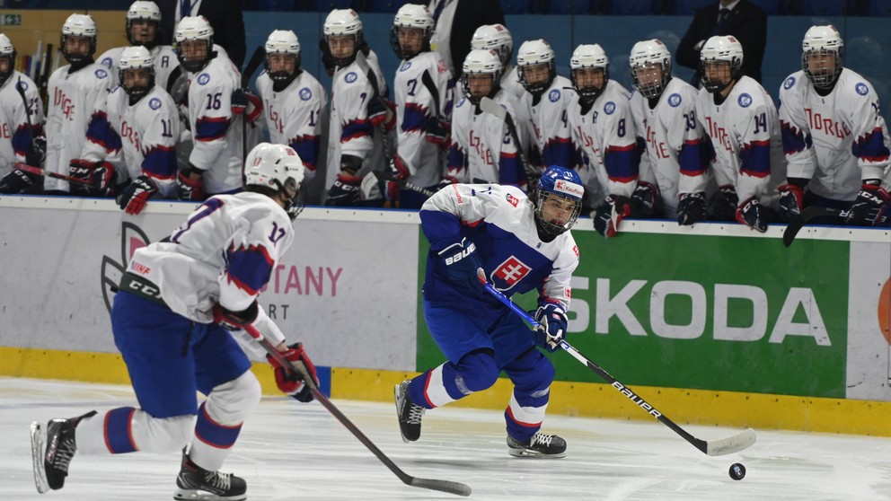 Ondrej Molnár (vpravo) na turnaji 1-A divízie MS v hokeji do 18 rokov 2022.