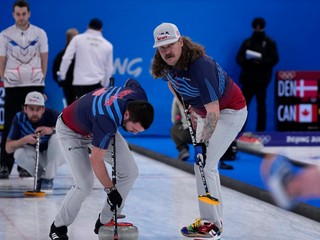 Obhajcovia olympijského zlata zo Spojených štátov amerických si na úvod mužského turnaja poradili s Ruským olympijským výborom. 