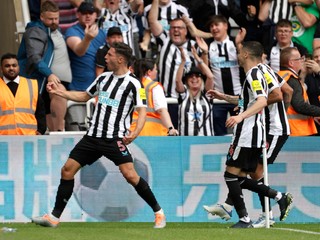 Fabian Schär (vľavo) sa teší po strelenom góle v drese Newcastle United.