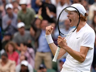 Alcaraz po súboji mladíkov na Wimbledone končí, po veľkom boji ho zdolal Sinner