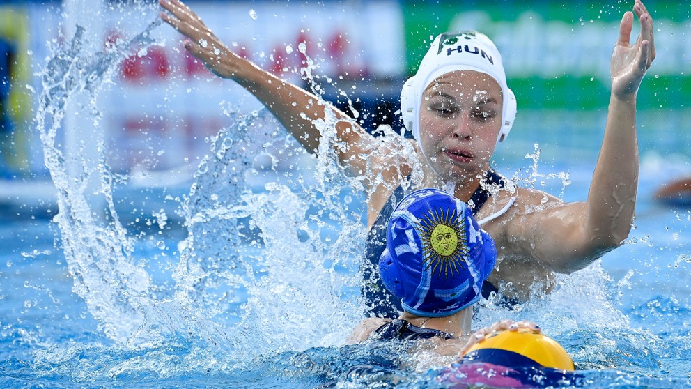 Momentka zo zápasu Maďarsko - Argentína na MS vo vodnom póle žien 2022.