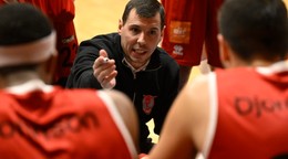 Basketbalisti Komárna s trénerom Zlatkom Jovanovičom.