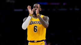 LeBron James v drese Los Angeles Lakers.