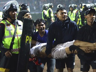 Počas futbalového zápasu zomreli v Indonézii desiatky ľudí.