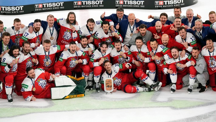 Českí hokejisti oslavujú po zisku bronzu na MS v hokeji 2022.