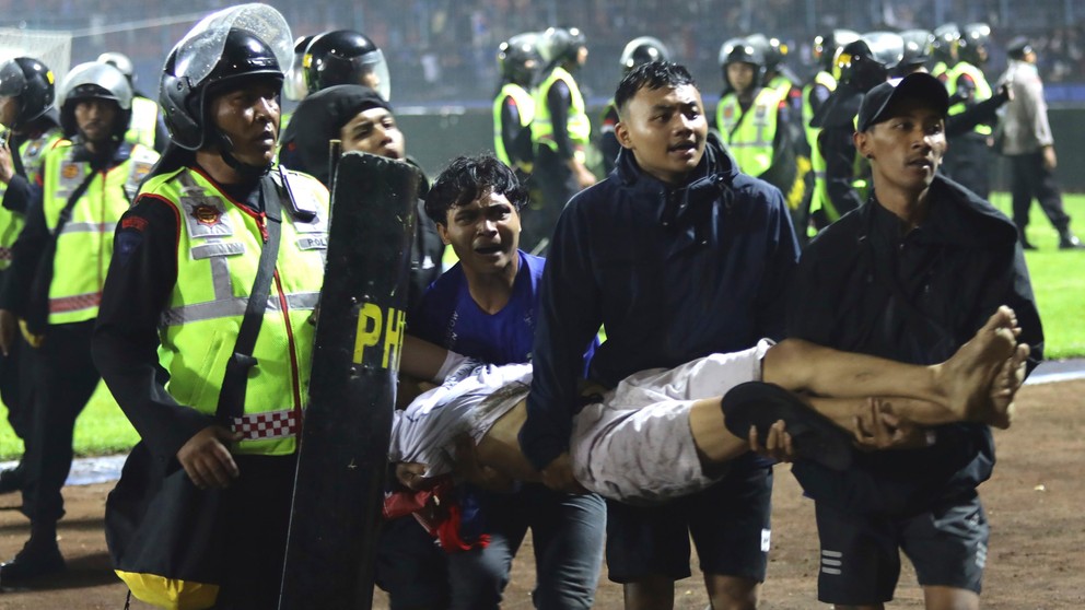 Počas futbalového zápasu zomreli v Indonézii desiatky ľudí.