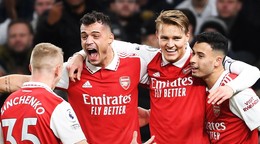 Futbalisti Arsenalu počas gólovej oslavy.