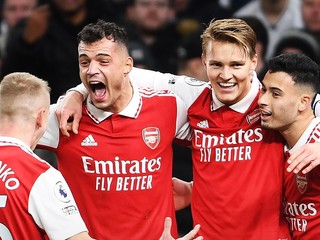 Futbalisti Arsenalu počas gólovej oslavy.