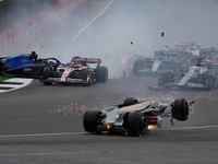 Šialená nehoda v pretekoch F1. Číňan išiel po hlave a preskočil bariéru