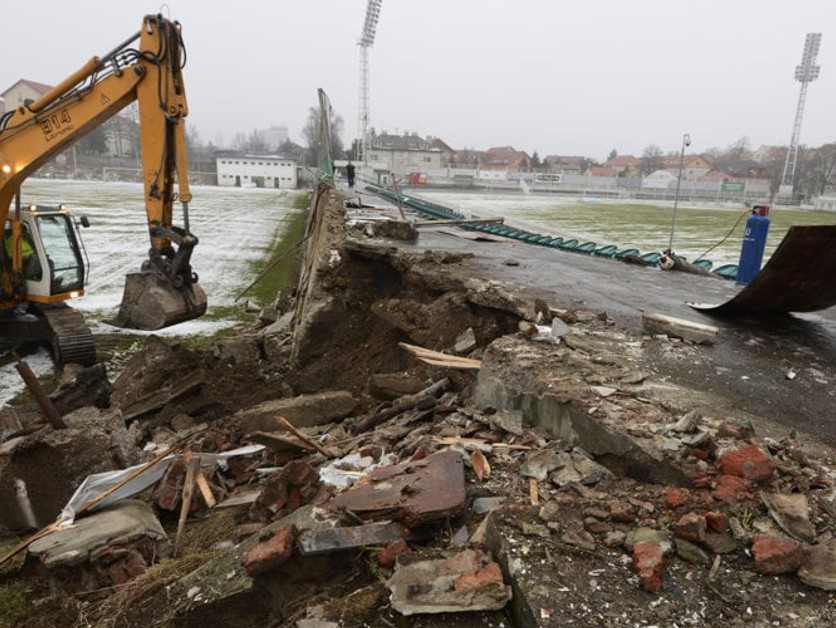 Búranie štadióna v Prešove v r. 2018. Výstavba nového ešte nezačala.