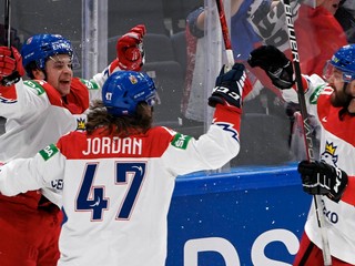 Českí hokejisti sa tešia z gólu na MS v hokeji 2022.