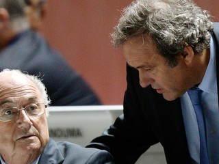 Blatter a Platini sa postavia pred súd. Spoznali termín pojednávania