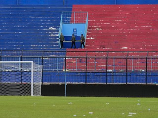 Tragédia v Indonézii po futbalovom zápase Arema Malang - Persebaya Surabaya, policajti na Štadióne Kanjuruhan.