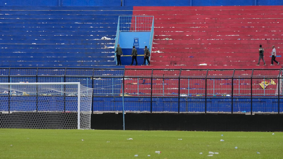 Tragédia v Indonézii po futbalovom zápase Arema Malang - Persebaya Surabaya, policajti na Štadióne Kanjuruhan.