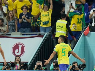 Radosť Brazílčanov po góle Casemira do siete Švajčiarska.