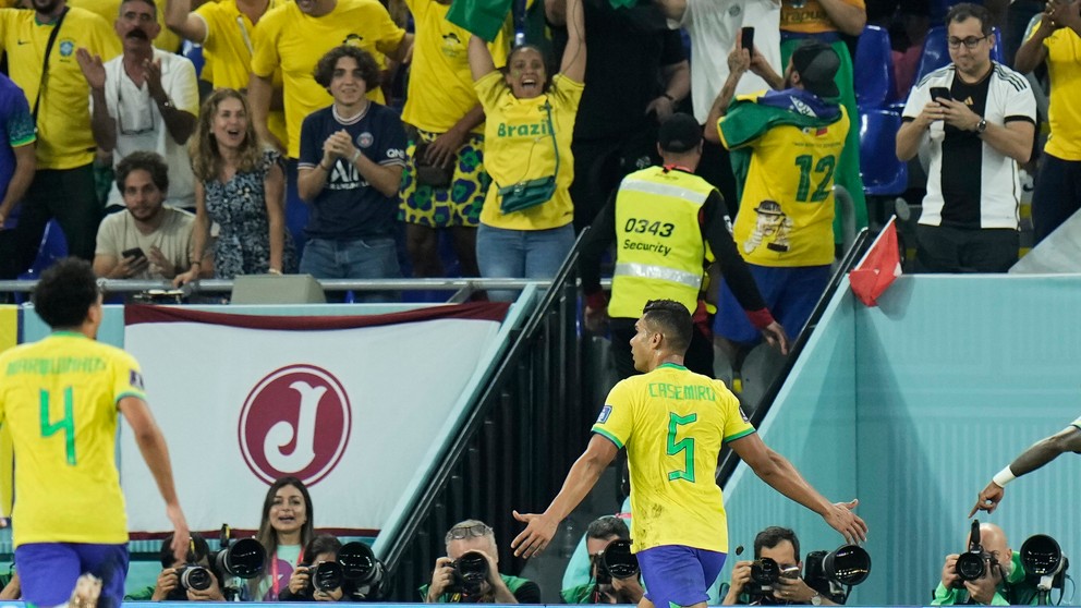 Radosť Brazílčanov po góle Casemira do siete Švajčiarska.