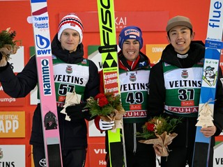 Nedeľňajší víťazi v skokoch na lyžiach vo fínskej Ruke.