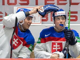 Martin Fehérváry (vľavo) a Šimon Nemec v zápase Slovensko - Dánsko na MS v hokeji 2022.