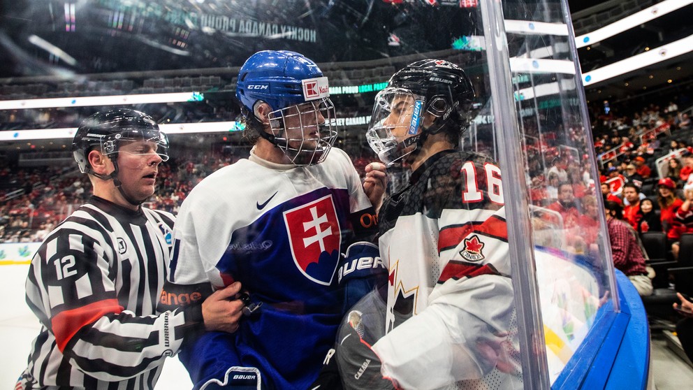 Maxim Štrbák a Connor Bedard v zápase Slovensko - Kanada na MS v hokeji do 20 rokov 2022.