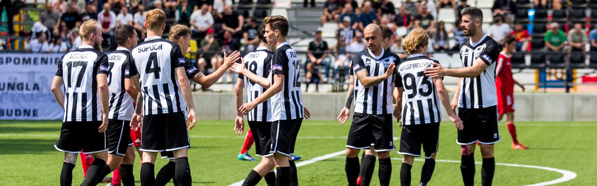 TIPOS III. LIGA: NENECHAJTE SI UJSŤ ZÁPAS FC PETRŽALKA – DEVÍNSKA NOVÁ VES A POSTUPOVÉ OSLAVY