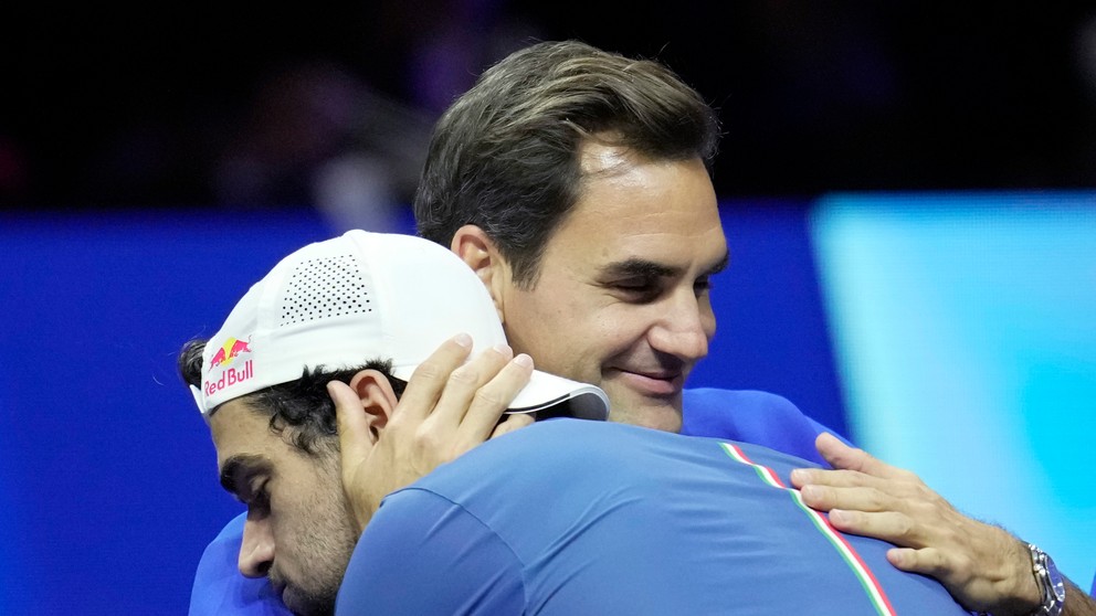 Roger Federer gratuluje Matteovi Berrettinimu.
