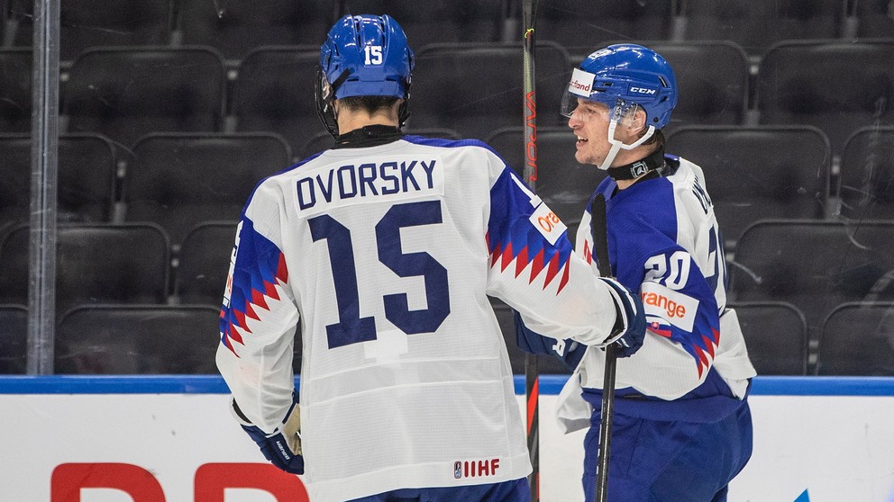 Slovenskí hokejisti Dalibor Dvorský a Libor Nemec počas MS hráčov do 20 rokov. 