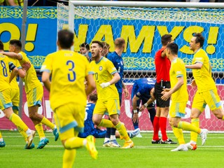 Slovenskí futbalisti po inkasovanom góle v zápase Kazachstan - Slovensko v Lige národov.