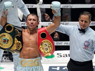 Kazašský boxer Gennadij Golovkin sa teší zo zisku opasku majstra sveta WBA v strednej váhe. 