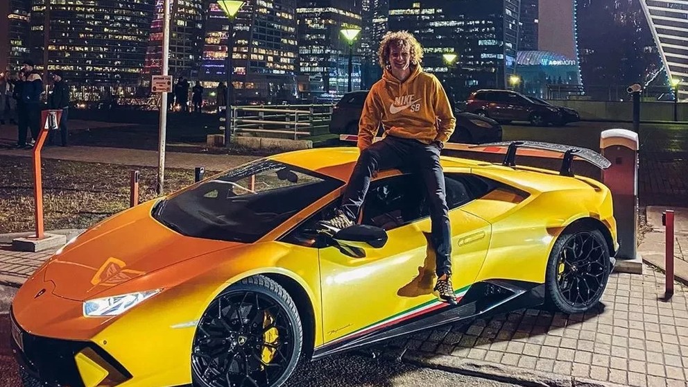 Alex Král a žlté Lamborghini.