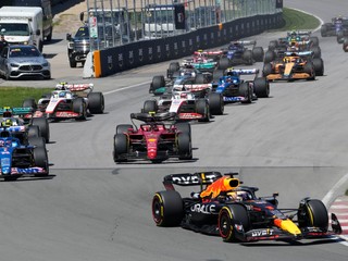 Verstappen v súboji so Sainzom nezaváhal a vyhral, Hamilton má iba druhé pódium sezóny