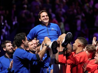 Roger Federer po poslednom zápase kariéry so spoluhráčmi z Tímu Európy aj Tímu sveta na Laver Cupe.