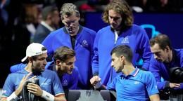 Roger Federer radí Novakovi Djokovičovi počas Laver Cupu 2022. 