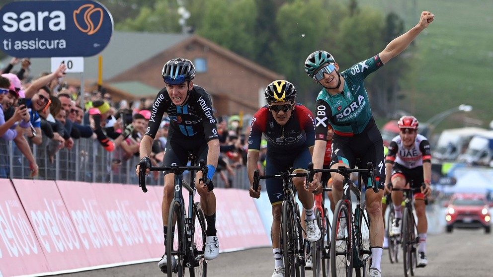 Jai Hindley (vpravo) vyhral 9. etapu pretekov Giro d'Italia 2022. 