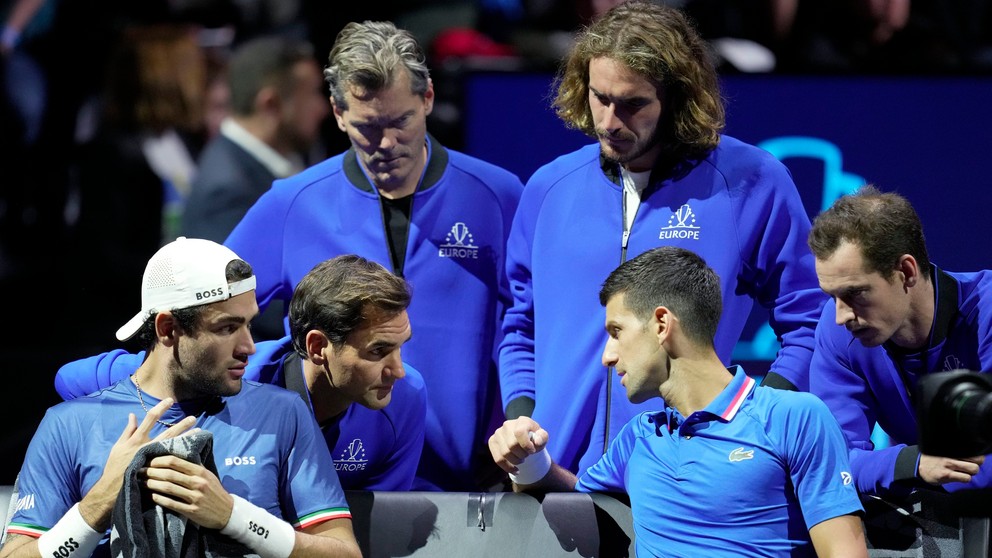 Roger Federer radí Novakovi Djokovičovi počas Laver Cupu 2022. 