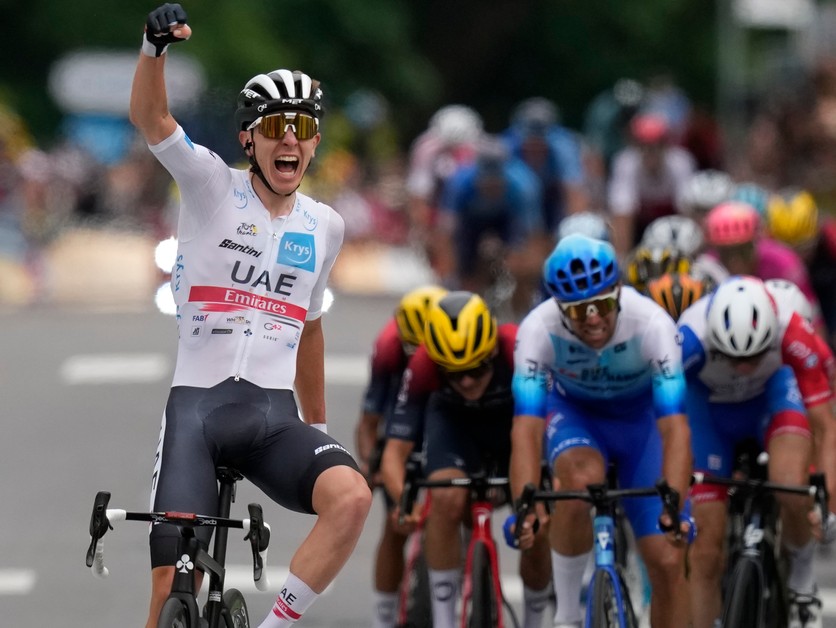 Tadej Pogačar sa teší z víťazstva v cieli 6. etapy Tour de France.