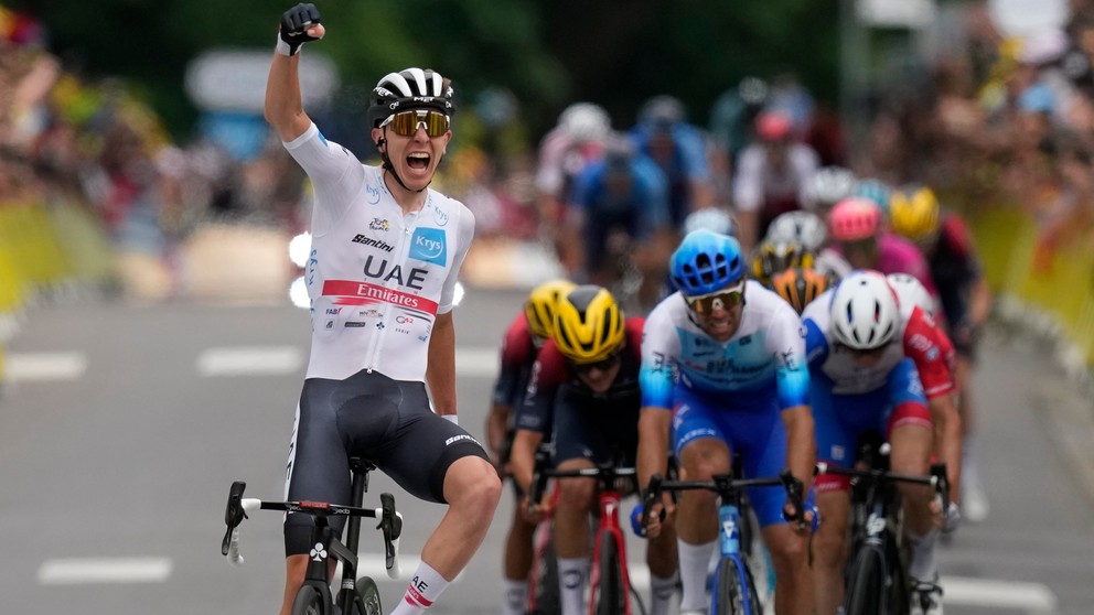 Tadej Pogačar sa teší z víťazstva v cieli 6. etapy Tour de France.